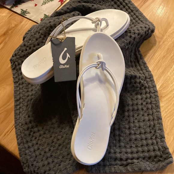 NWT Olukai Women’s White Aka Beach Sandal, Size 10 - Picture 2 of 14